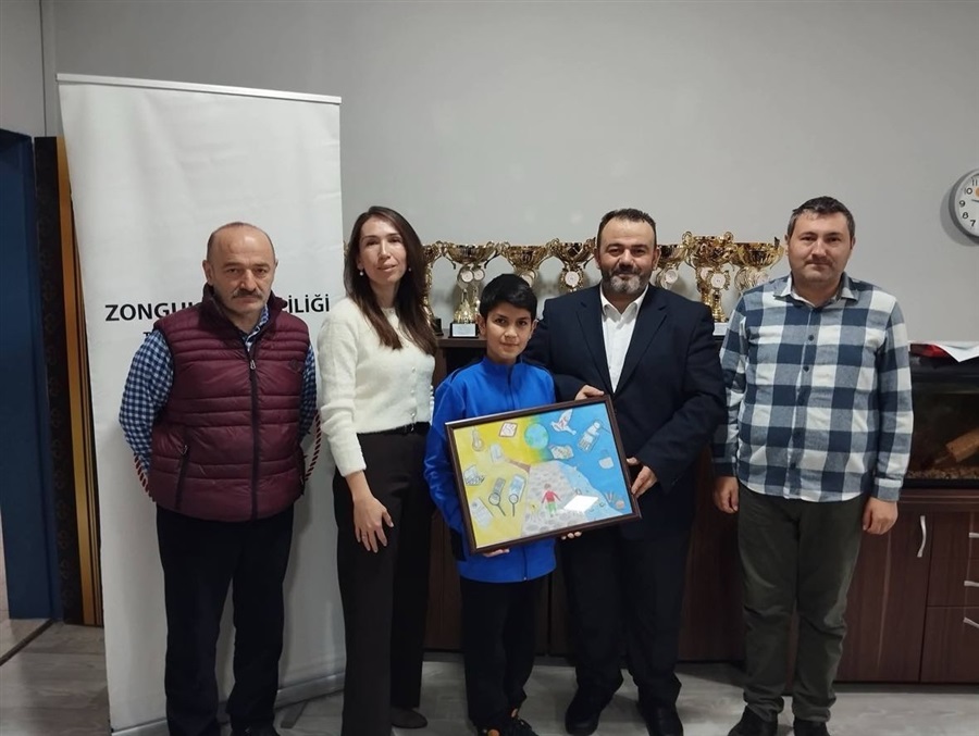 "BİLİNÇLİ TÜKETİCİ OLMAK" Konulu Resim Yarışmasında İl Birincisi Öğrencimize Ödülü İl Müdürümüz Tarafından Takdim Edilmiştir. 